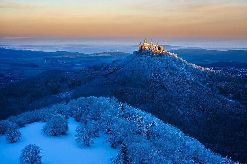 замок Гогенцоллерн на горе Гогенцоллерн зимой
