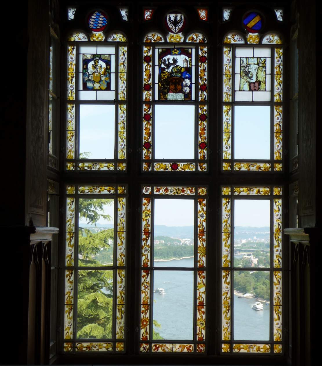 витражное окно, с видом на Рейн