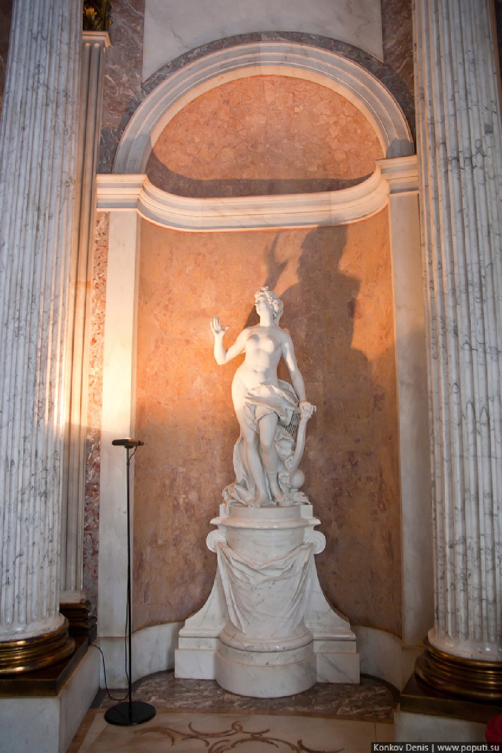 статуя Венеры в интерьере Овального зала