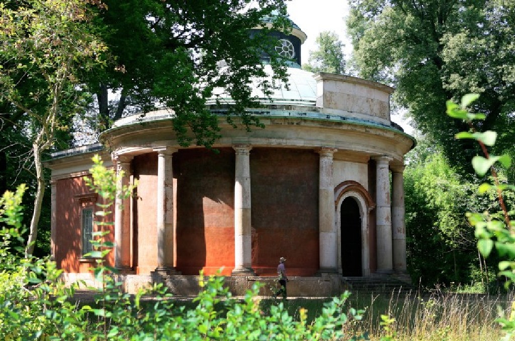 Античный Храм в парке Сан-Суси