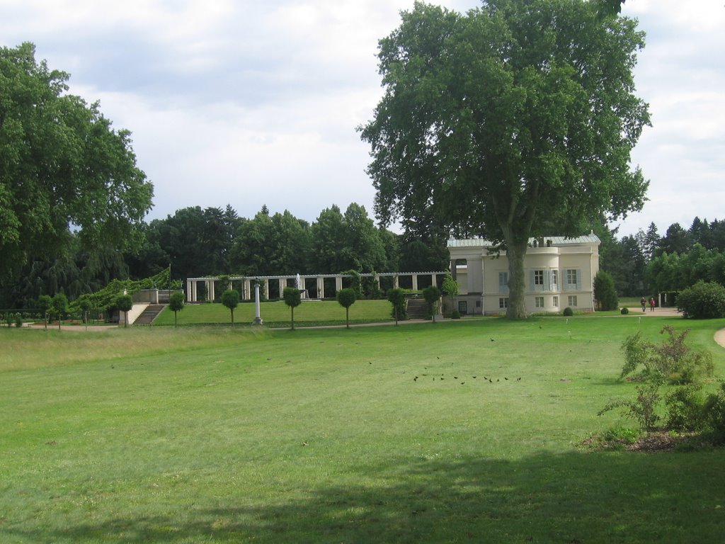 Вид с боку на дворец Шарлоттенхоф, в парке Шарлоттенхоф
