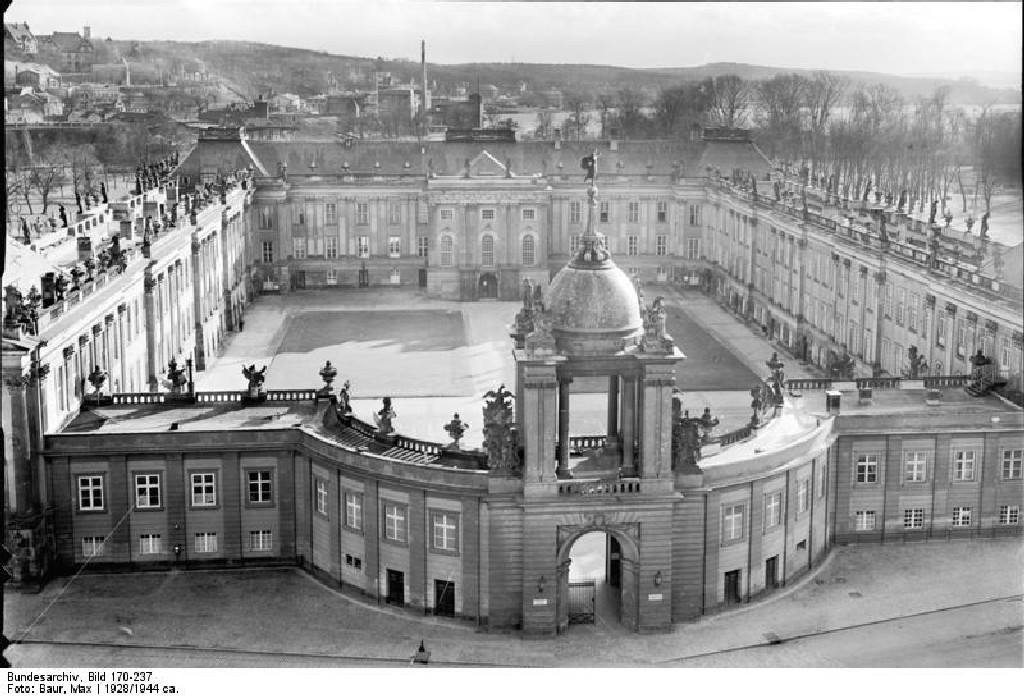 Довоенное фото Королевского дворца