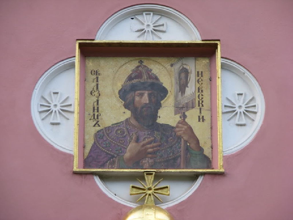 икона с изображением св. Александра Невского, над входом в церковь