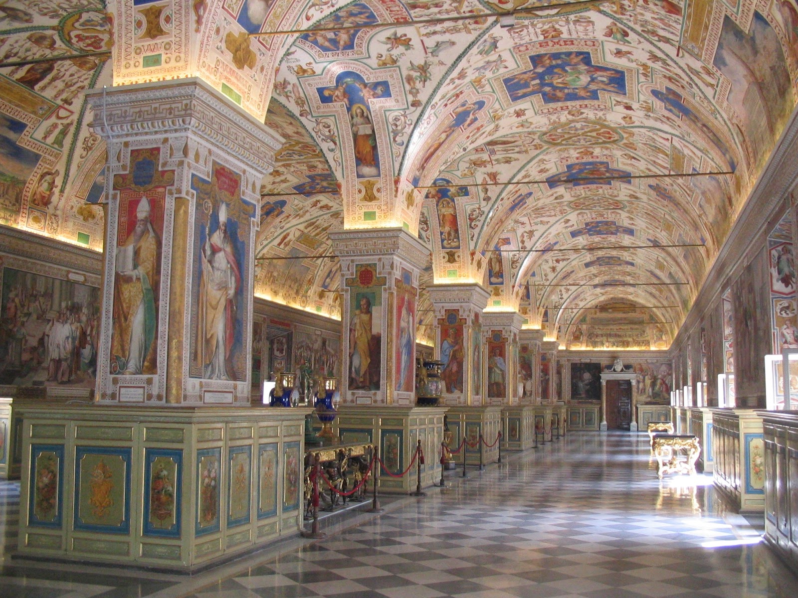 один из парадных залов Папского дворца Ватикана