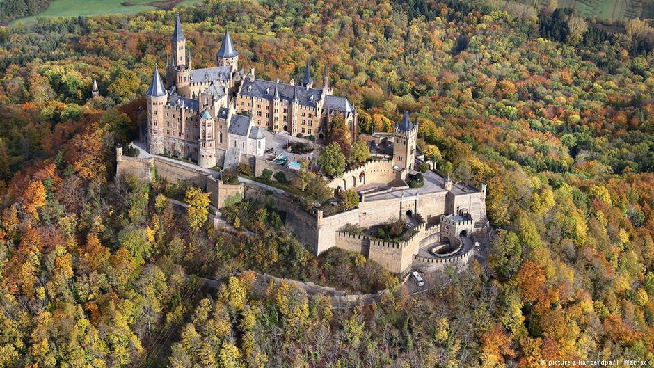 аэросъёмка замка Гогенцоллерн, с данного ракурса хорошо видны все постройки на территории замка