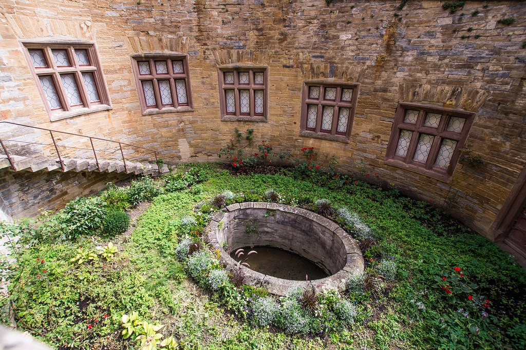 колодец на территории одного из внутренних дворов замка Гогенцоллерн