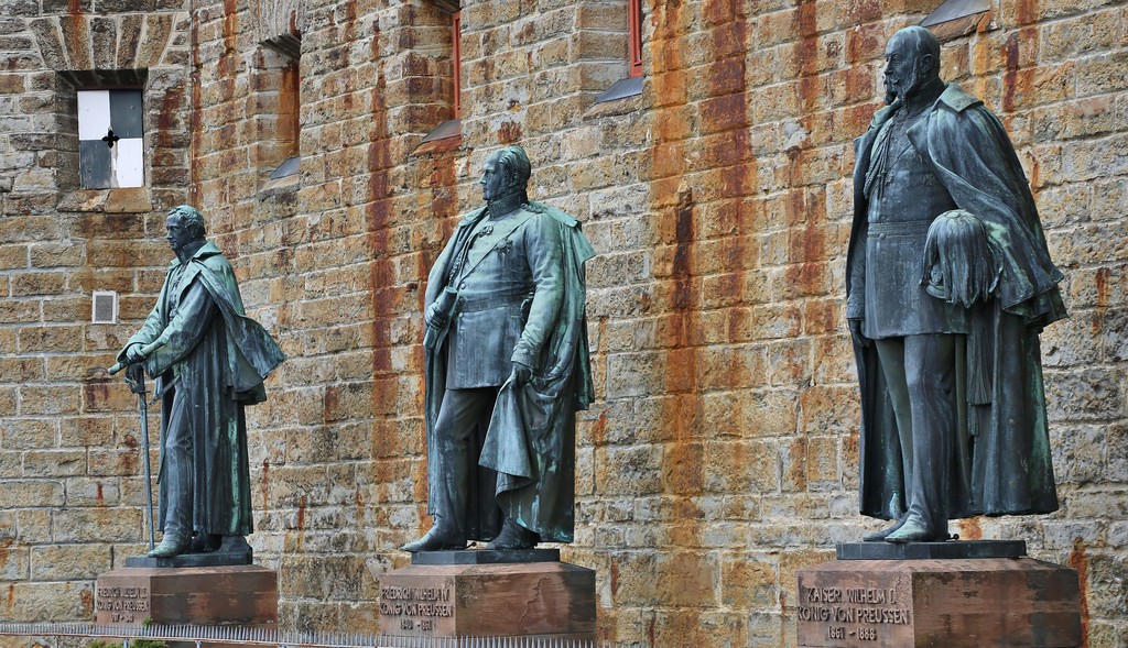  памятники основателям замка Гогенцоллерн