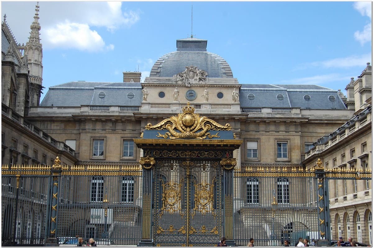 Забор Дворца Правосудия в Париже