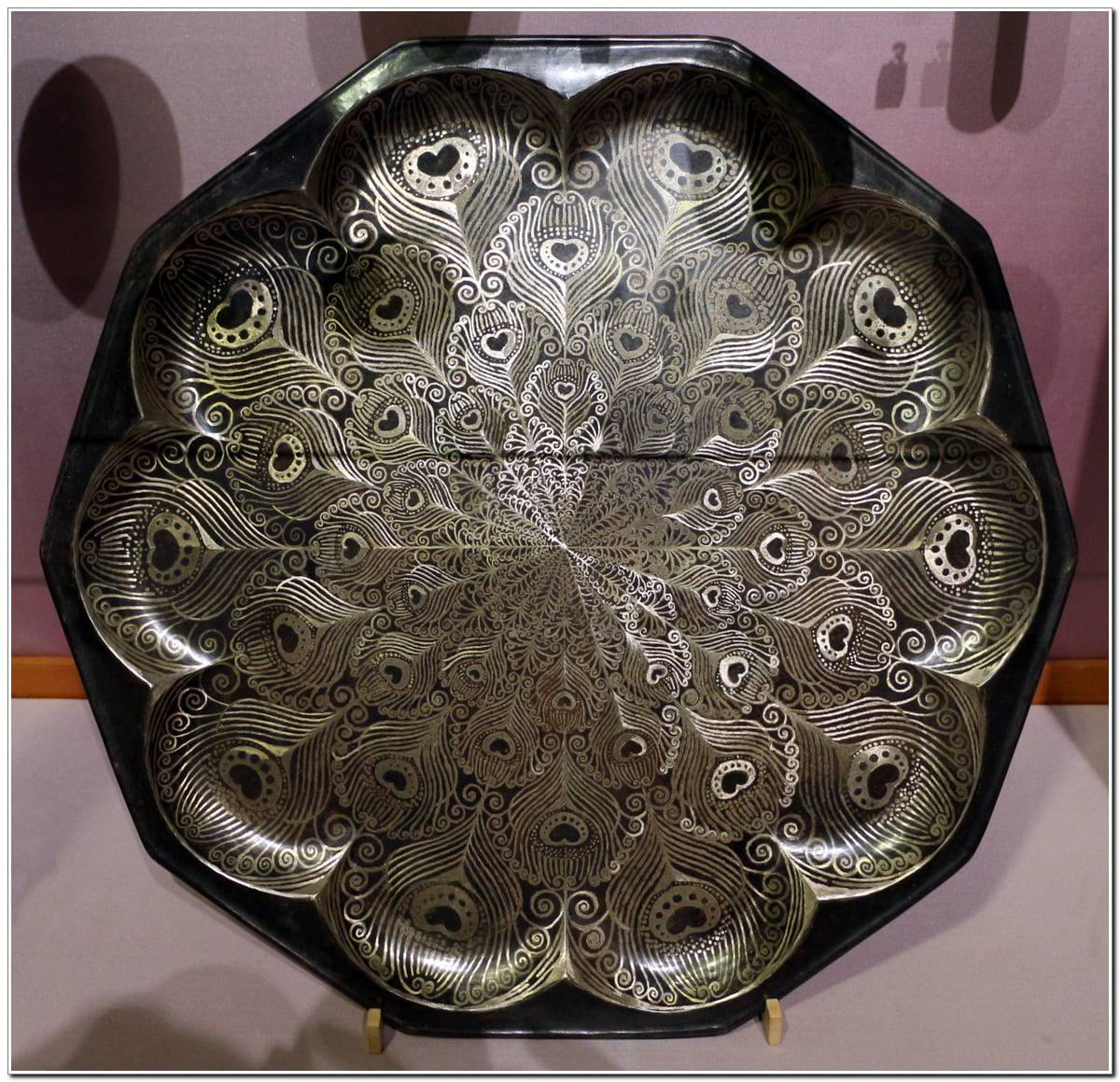 Поднос с декором в виде павлиньих перьев
