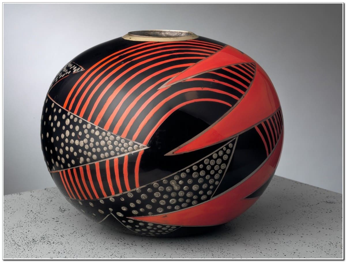 Ваза,1935 г. Металл, лак. Метрополитен-музей, Нью-Йорк