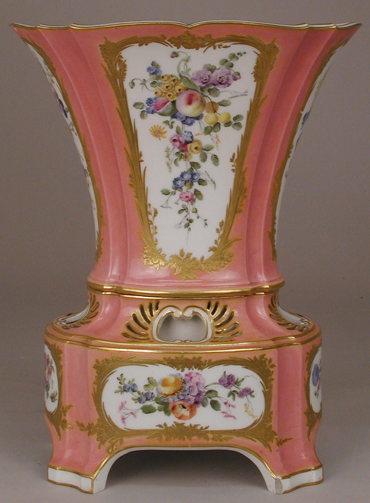 Ваза, работы Жана-Батиста Нуалье ,1763 год, Севр, мягкий фарфор