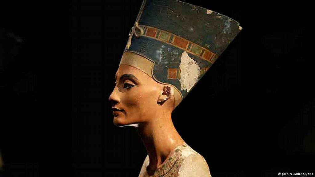 Бюст царицы Нефертити из Нового музея Берлина