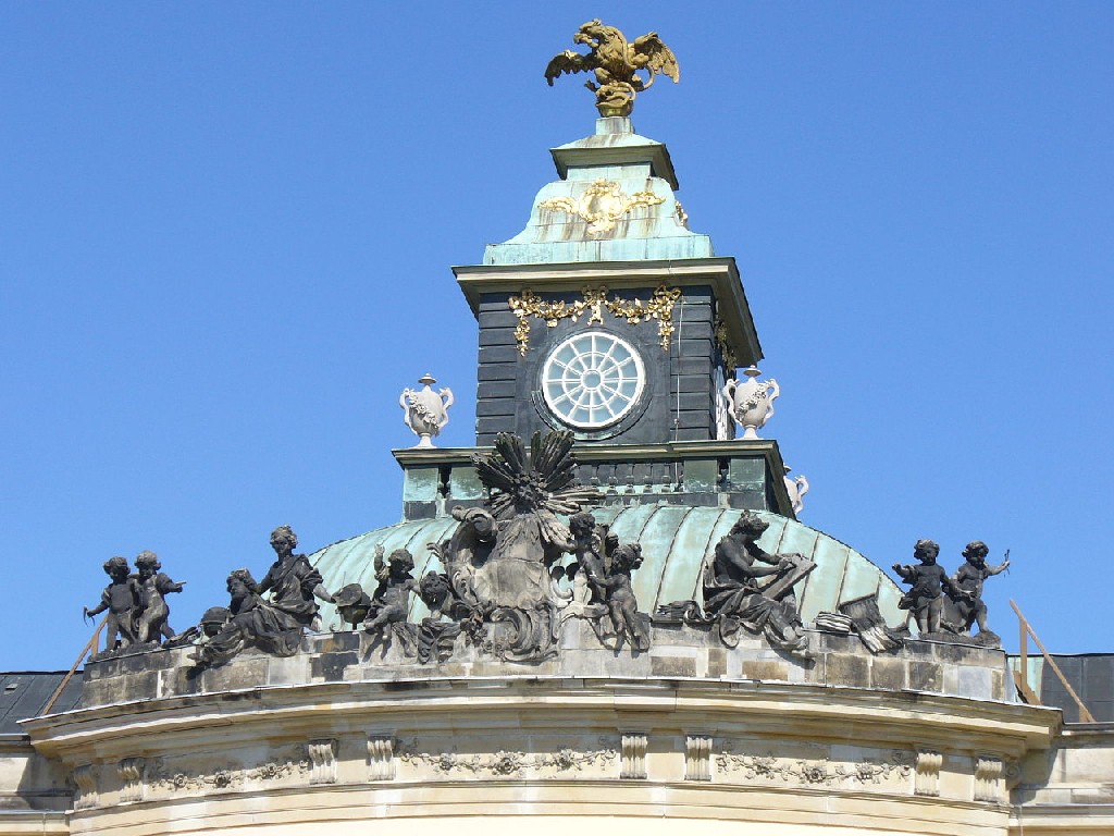 купол Картинной галереи, на вершине позолоченная скульптура орла держащего в когтях змею