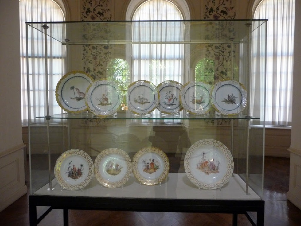 третий чайный кабинет павильона и коллекция фарфоровых тарелок берлинской мануфактуры, вторая половина XVIII века