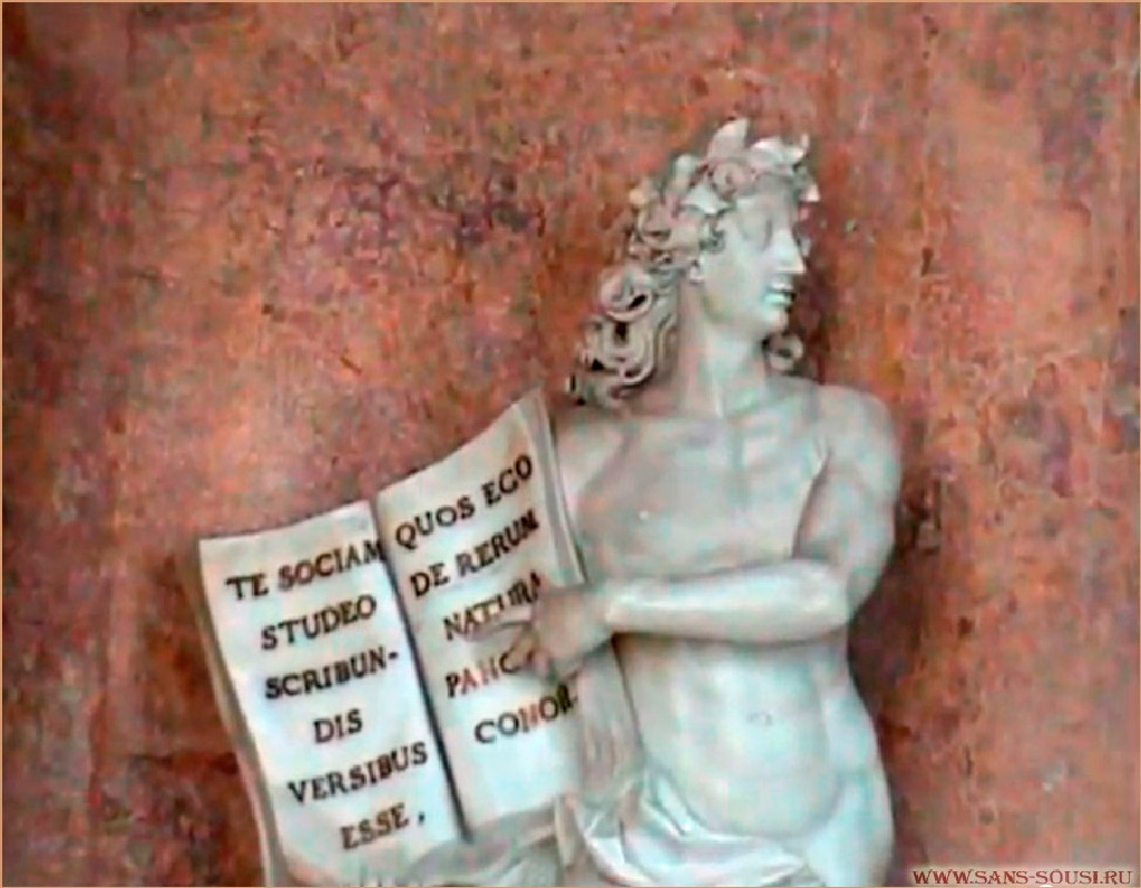   Статуя Апполона с книгой "О природе вещей"