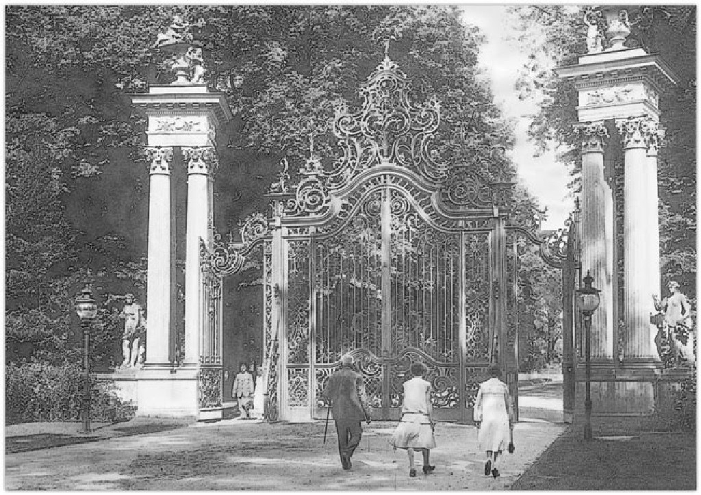 Фото 1938-39 годов, так выглядел вход в парк до войны