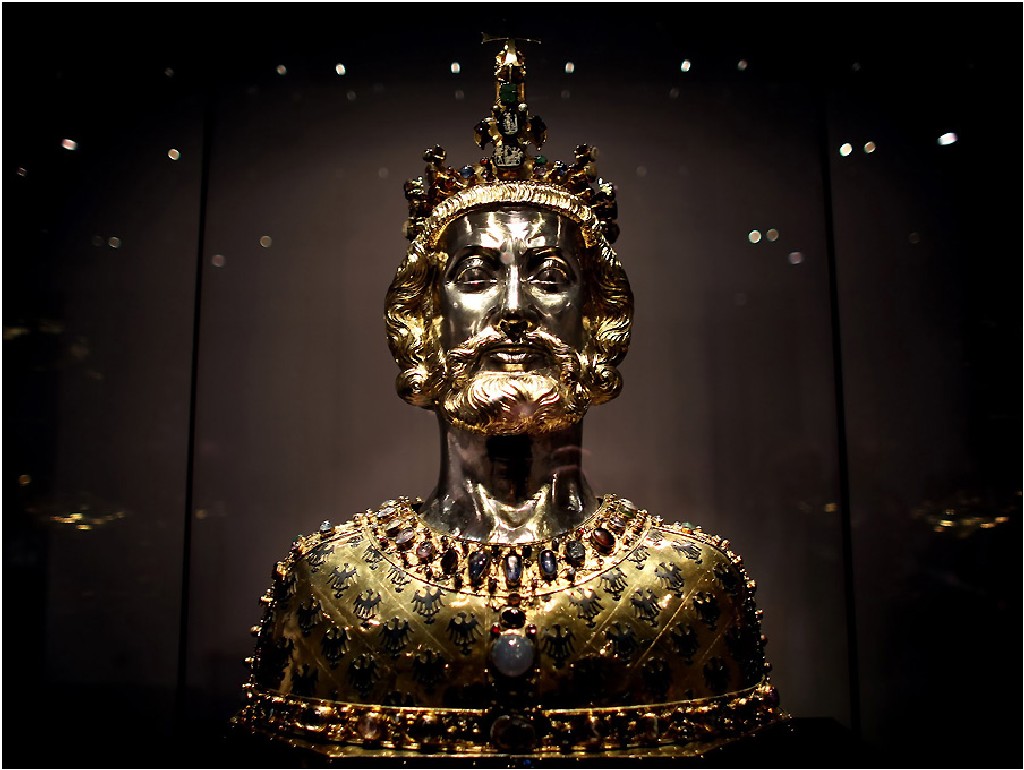 Реликварий для черепа Карла Великого. 1349 год. Сокровищница Ахенского собора, Ахен, Германия.