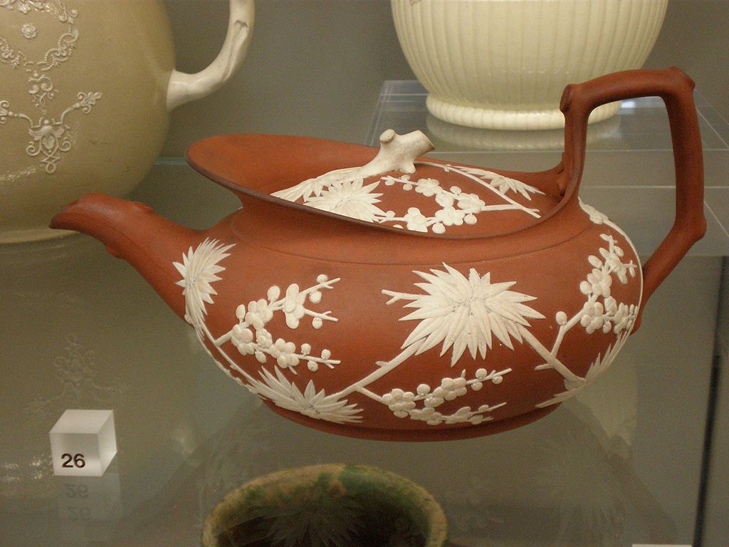 Чайник с белым рисунком в китайсом стиле