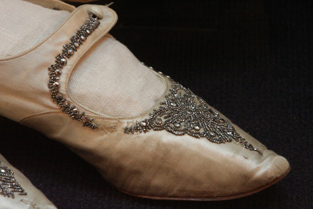 Туфли, декорированные вышивкой граненым серебряным бисером 