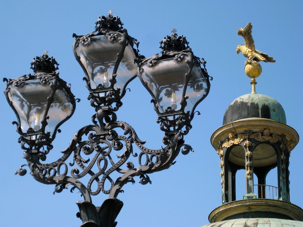 металлический светильник возле дворца