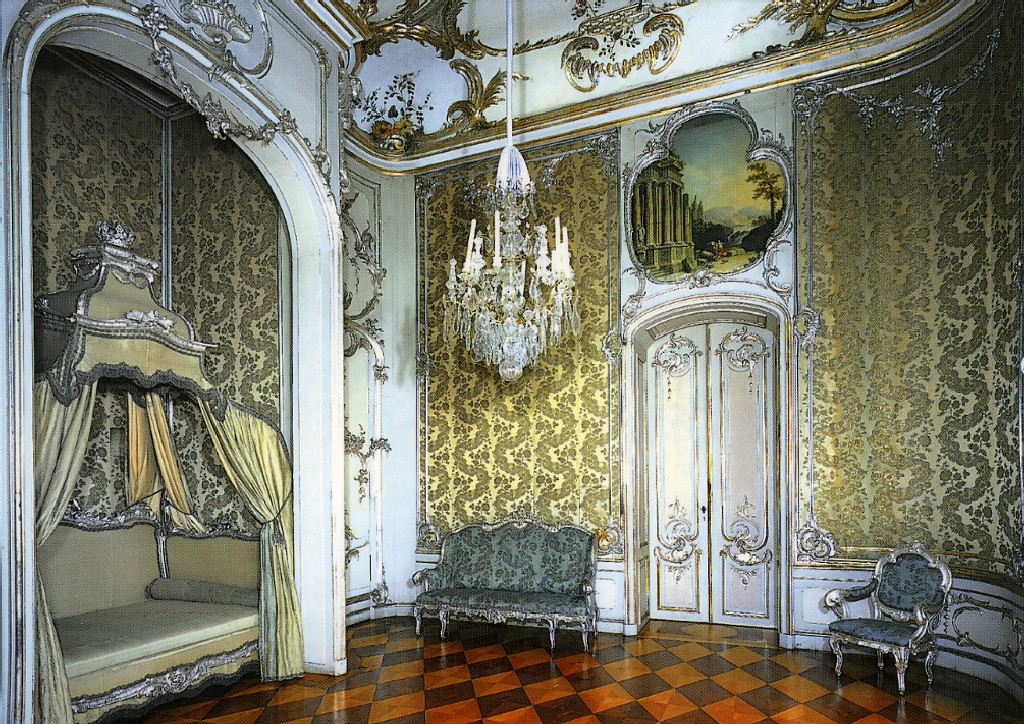 интерьер спальной комнаты Нового дворца, соседствует с рабочим кабинетом Фридриха II
