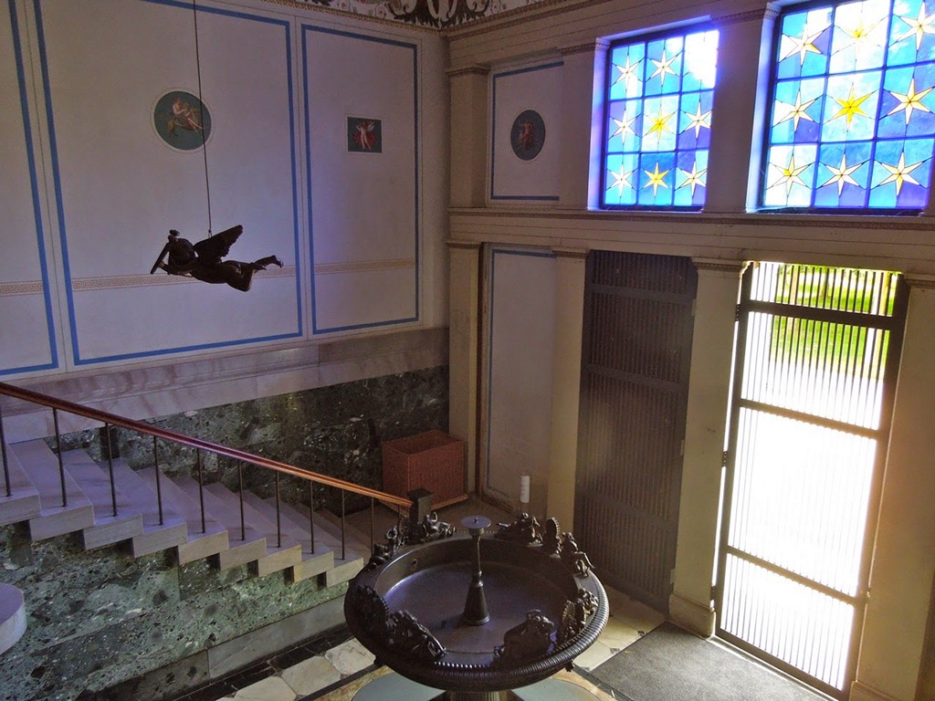 прихожая, вид сверху лестницы на чашу-фонтан и витраж