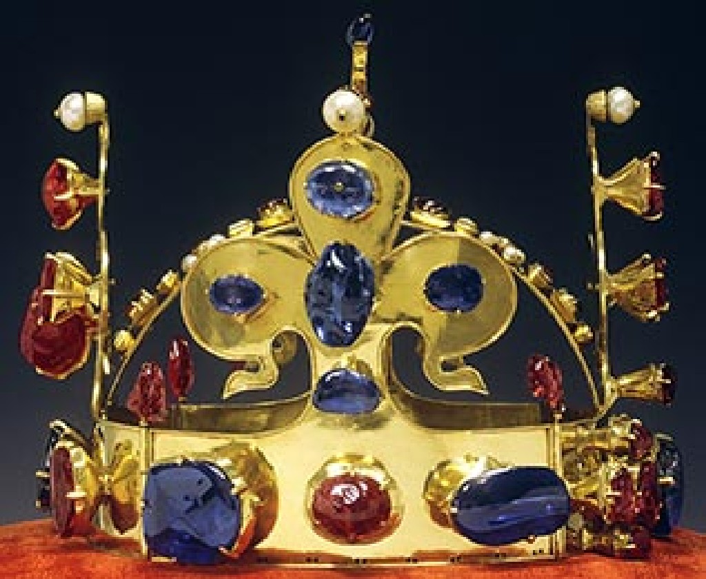 левая сторона короны, украшенная сапфирами и шпинелем