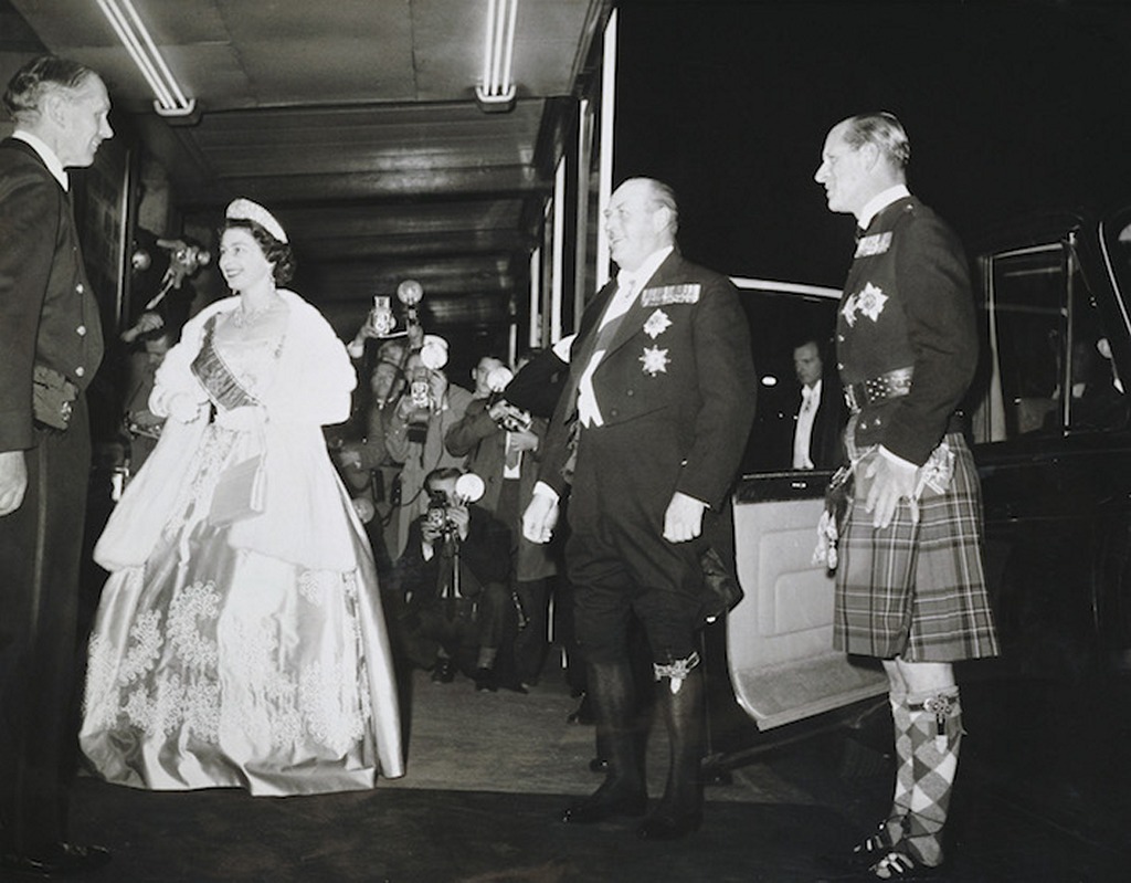 Королева Елизавета II в платье работы Нормана Хартнелла 