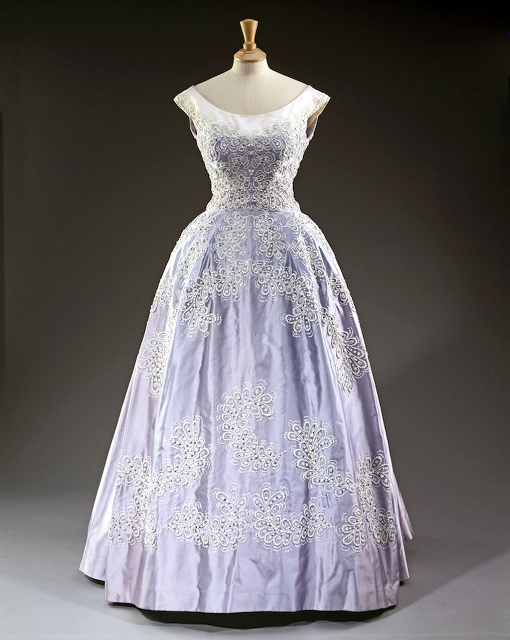 Шелковое вечернее платье королевы Елизаветы II