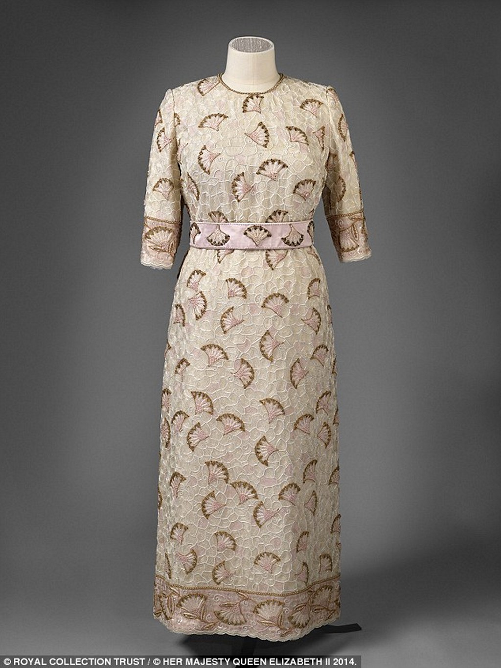 Выставка платьев королевы Елизаветы II